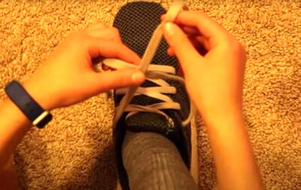 با این ترفند ساده بستن بند کفش، در زمان صرفه‌جویی کنید