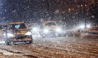 تصویری از بارش برف شبانگاهی در تهران