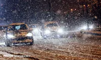 تصویری از بارش برف شبانگاهی در تهران