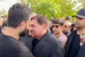تصاویری غم‌انگیز از فرزند شهید حاجی‌زاده در آغوش مخبر