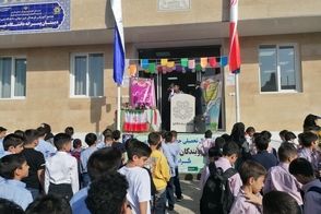 عکسی از نوشته متفاوت روی دیوار یک مدرسه پسرانه