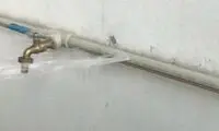 ترفند پوشاندن سوراخ لوله بدون قطع کردن آب