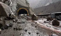 سقوط سنگ در جاده چالوس به ۲ خودرو آسیب زد