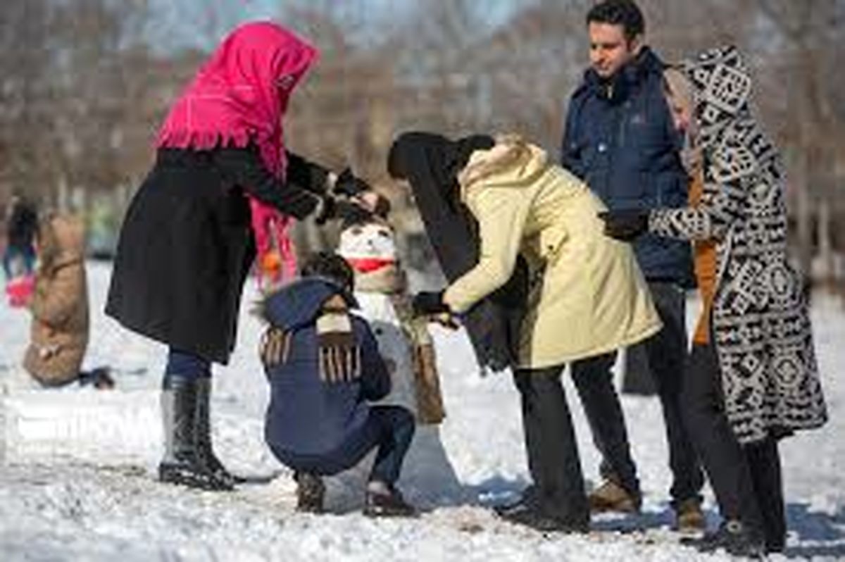 ویدئو دیدنی از برف‌بازی یک پاکبان با رهگذران در اصفهان