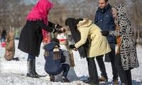 ویدئو دیدنی از برف‌بازی یک پاکبان با رهگذران در اصفهان