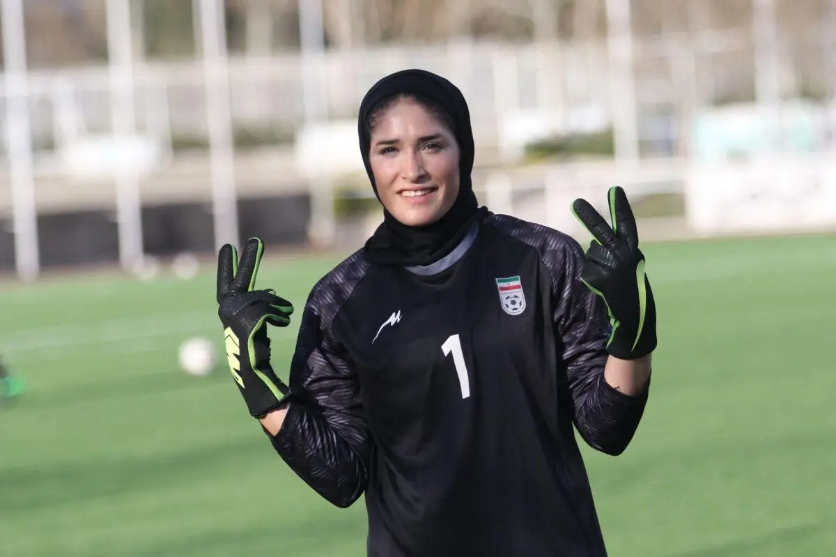 شادی خاص گلر استقلالی با پیراهن پرسپولیس!