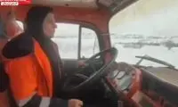 تلاش تنها بانوی راهدار کشور در کولاک و برف