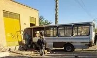 برخورد مینی‌بوس با دیوار حادثه‌ساز شد