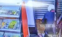 سارق بدشانس هنگام فرار زیر کرکره فروشگاه گیر افتاد