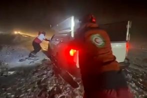 خودروهای گرفتار در برف و کولاک نقده به پیرانشهر 