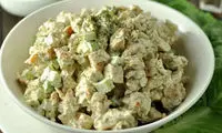 طرز تهیه سالاد مرغ چربی‌سوز با یک سس متفاوت
