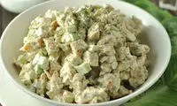 طرز تهیه سالاد مرغ چربی‌سوز با یک سس متفاوت
