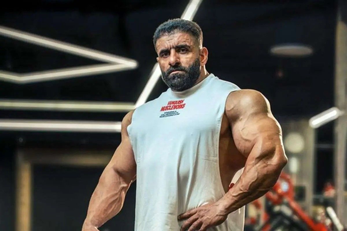 گردنبند و دستبند طلای سنگین وزن هادی چوپان با نقشه ایران