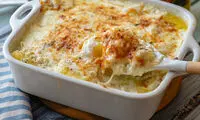 طرز تهیه کاسرول آبدار مرغ و سیب‌زمینی با رویه طلایی