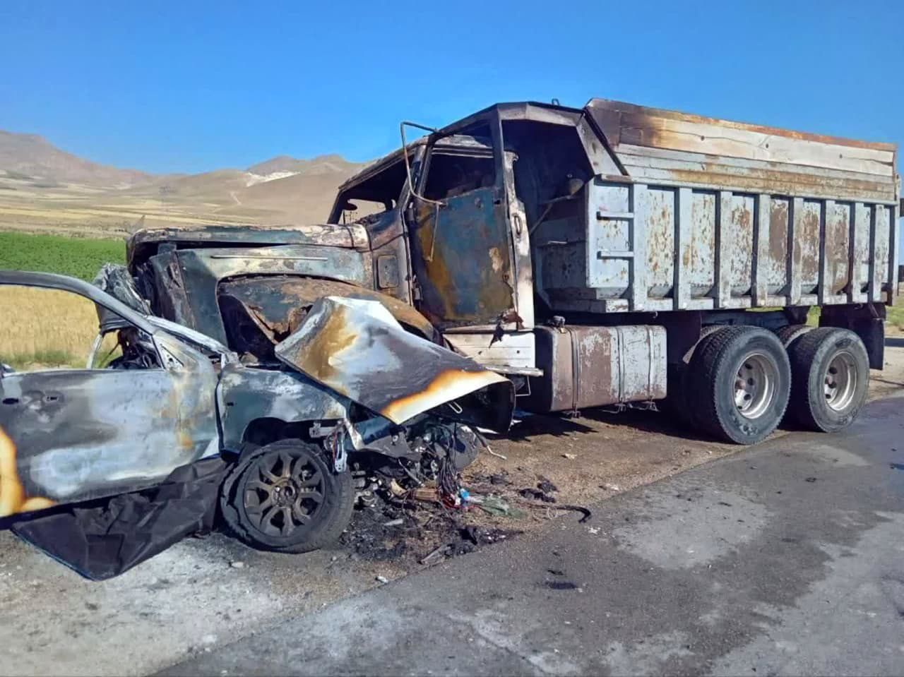تصادف هولناک راننده ایرانی با کامیون حین لایو اینستاگرام!