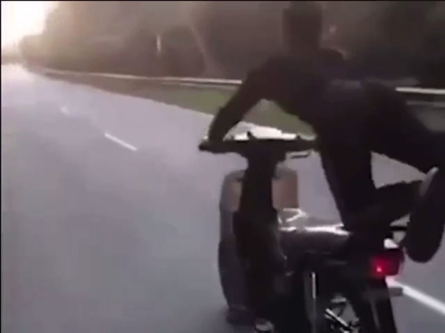 سقوط دلخراش موتورسوار در حین حرکات نمایشی