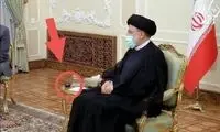 تصویری از رئیسی و آنچه که ادعا شده پیجر است