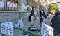 جنجال بنری که دست یک پدر و پسر بود همچنان ادامه دارد