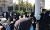 دلیل تجمع معلمان بازنشسته مقابل مجلس چه بود؟