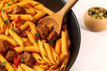 طرز تهیه ماکارونی با گوشت تکه‌ای و ته‌دیگ سیب‌زمینی