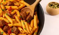 طرز تهیه ماکارونی با گوشت تکه‌ای و ته‌دیگ سیب‌زمینی