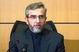 دکتر علی باقری با پای برهنه در تشییع برادر شهیدش