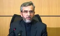 دکتر علی باقری با پای برهنه در تشییع برادر شهیدش