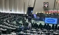 لباس متفاوت نماینده زرتشتیان در صحن مجلس
