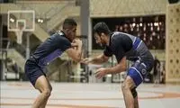 حسن یزدانی در کنار بدلش