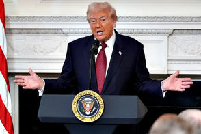 غش کردن یک نفر، نشست خبری ترامپ را بهم ریخت!