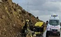 تصادف هولناک یک تریلی با تاکسی در جاده قاین