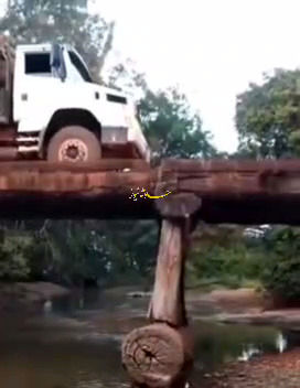  سقوط یک کامیون پس از عبور از روی پل چوبی