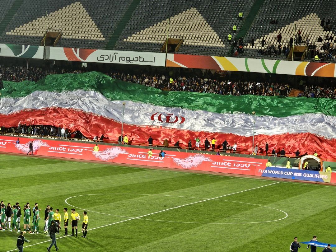 لحظه اهتزاز پرچم بزرگ ایران در آزادی
