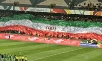 لحظه اهتزاز پرچم بزرگ ایران در آزادی