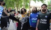 لباس‌های عجیب برتن طرفدار فرهاد مجیدی 