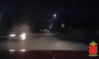 لحظه سرشاخ شدن یک دوچرخه‌سوار با خودرو در شب