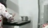 لحظه هولناک انفجار اجاق گاز در صورت دختر جوان