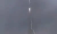 برخورد صاعقه با یک موشک لحظاتی پس از پرتاب