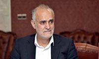 یک پرسپولیسی، جام را به تراکتور اهدا می‌کند