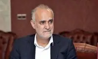 یک پرسپولیسی، جام را به تراکتور اهدا می‌کند