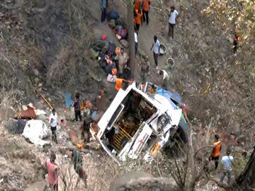 سقوط اتوبوس به دره، ۲۱ کشته‌ برجای گذاشت