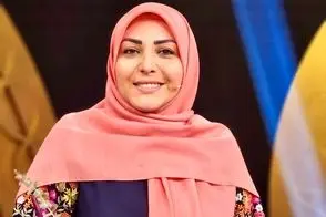 ژست خندان المیرا شریفی‌مقدم در کنار یک شتر