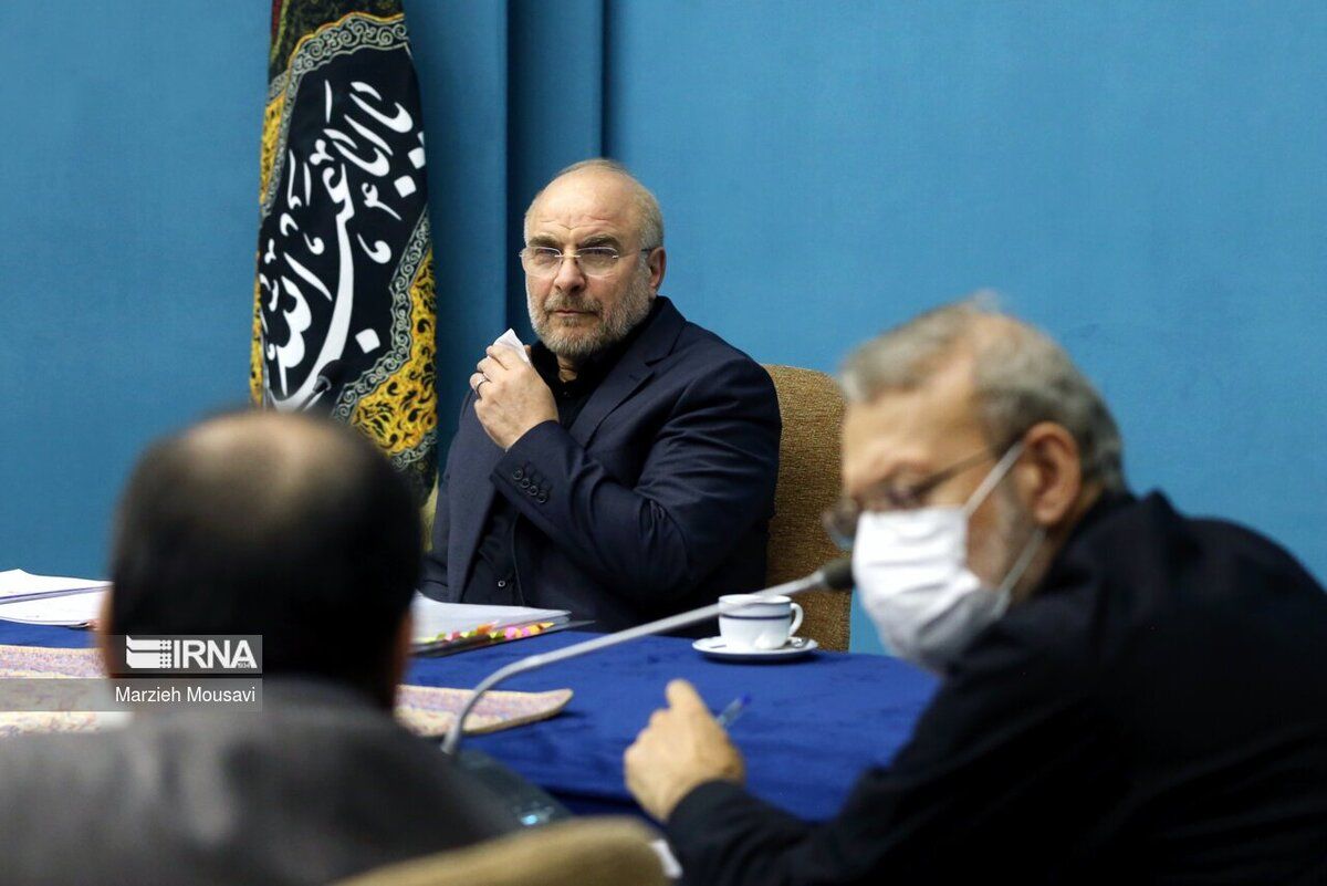  لاریجانی با ماسک در جلسه شورای انقلاب فرهنگی