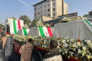 تصویر ماشین حمل پیکر کودکان شهیدِ جنگ