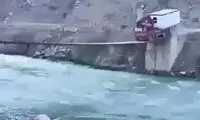 عبور خطرناک کامیون ۲۵تنی از پل چوبی معلق!