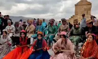 ویدئوی ساز و آوازِ زنان در کنار مقبره کوروش