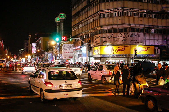 این روزها دو خیابان مشهور تهران، در بُهت فرو رفته‌ است