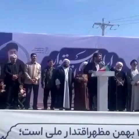 شعرخوانی انتقادی و جنجالی در راهپیمایی 22بهمن