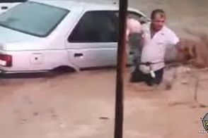 فیلم پربازدید از فداکاری یک شهروند ایذه‌ای در سیل