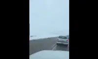 ویدیویی تحسین‌برانگیز از رانندگی قانون‌مند ایرانی‌ها در جاده برفی